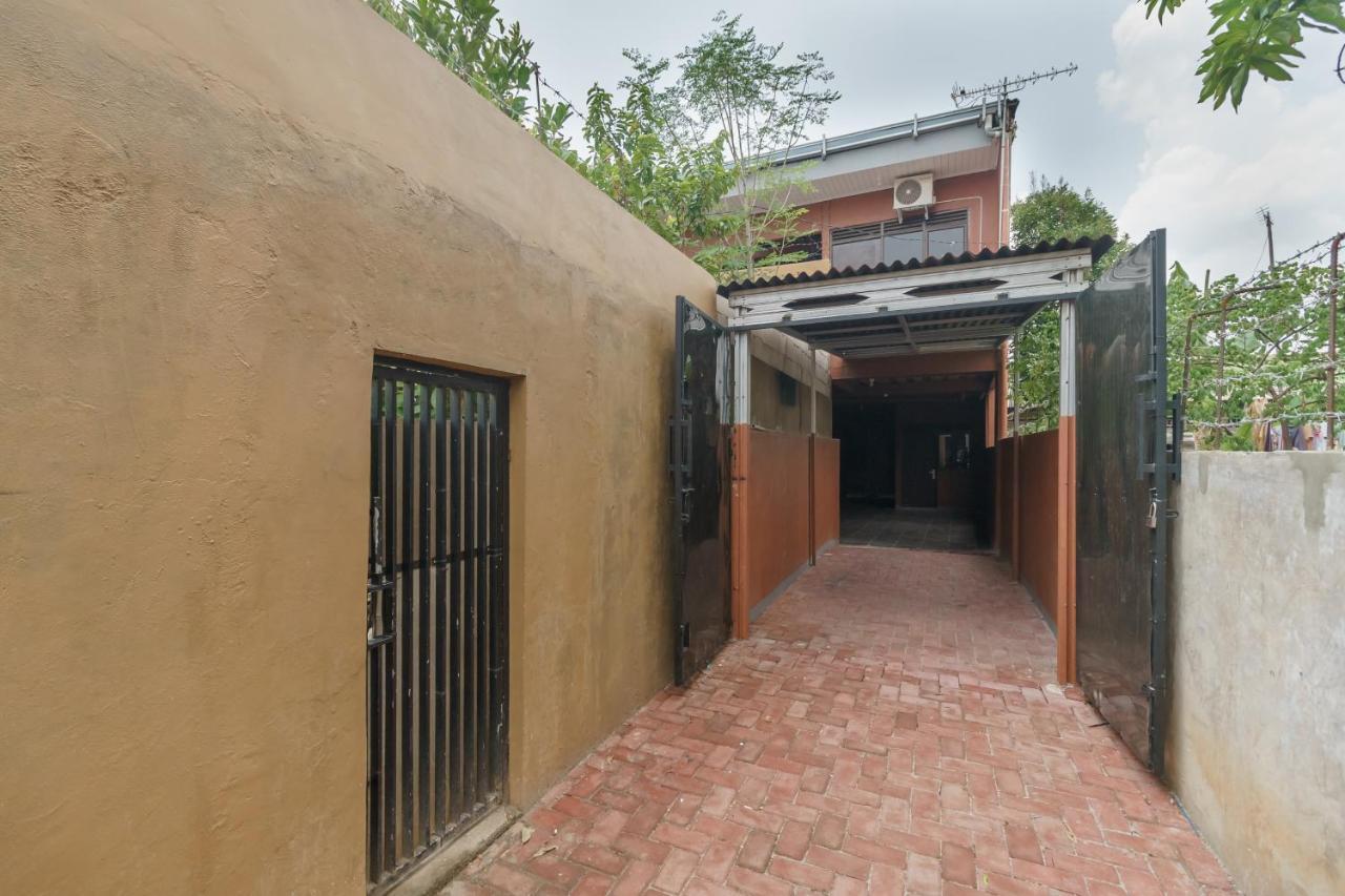 Reddoorz Syariah Near Siloam Hospitals Bulak Kapal Hotel Bekasi Ngoại thất bức ảnh